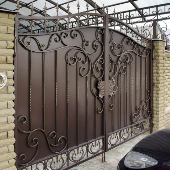 Распашные ворота с элементами ковки
