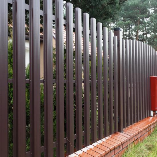 Заборы из металлоштакетника