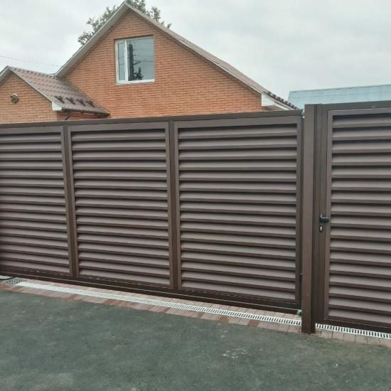 Откатные ворота из ламелей жалюзи